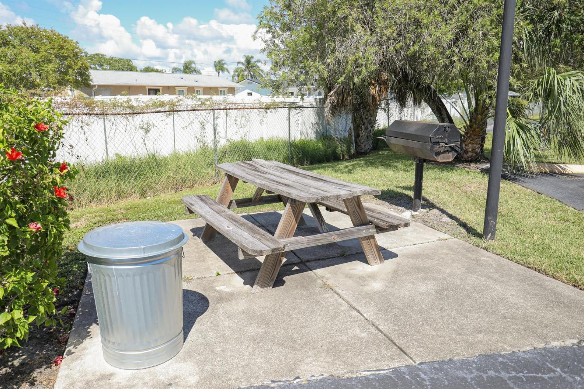 Tradewinds Retreat - Pool, 15 min to Clearwater Beach Apartment Exterior photo